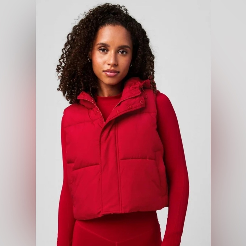 Fabletics Essential Cropped Hooded Puffer Vest Holly Berry XL